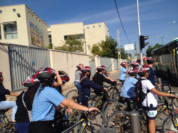 بالصور: طلاب مدرسة اجيال الثانوية يشاركون بفعالية الحذر بركوب الدراجات الهوائية
